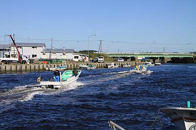 漁船が行き来する琵琶瀬川河口