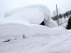雪に埋まった廃屋