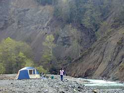 河原のキャンプ風景