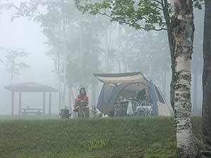 霧に包まれるテントサイト