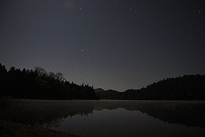 月明かりに照らされるチミケップ湖