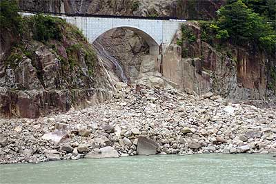 川に崩れ落ちた岩