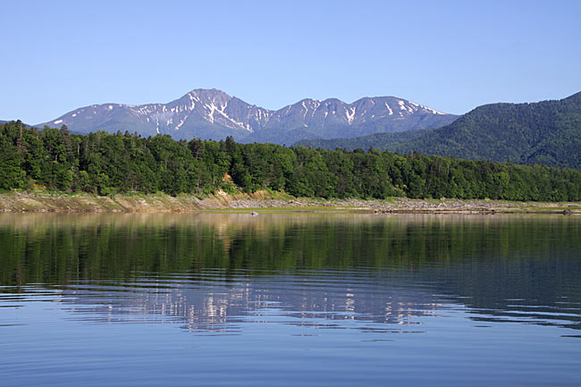 糠平湖から眺めるニペソツ山