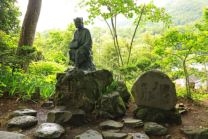 山寺の松尾芭蕉像と句碑