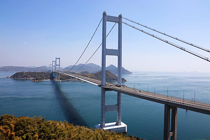 糸山展望台から眺める来島海峡大橋
