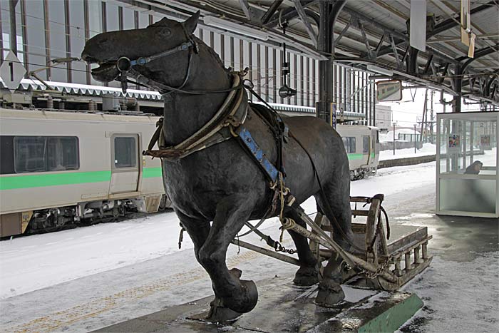 岩見沢駅のばん馬の像