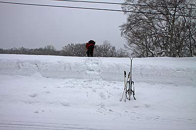 除雪された雪の壁を登る