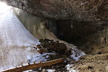 雪に埋もれた穴滝