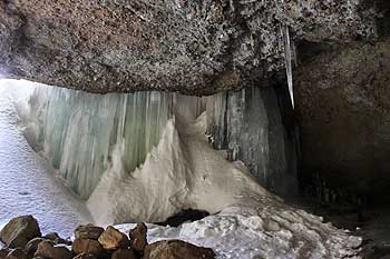 凍った穴滝