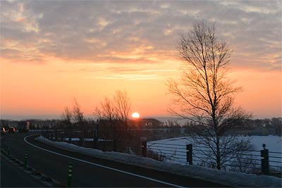 高速道路から見る朝日